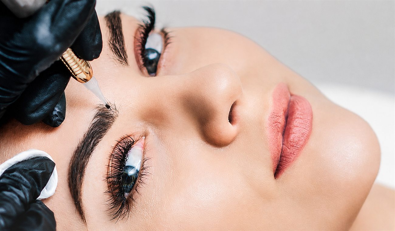 Práctica real de micropigmentación de cejas